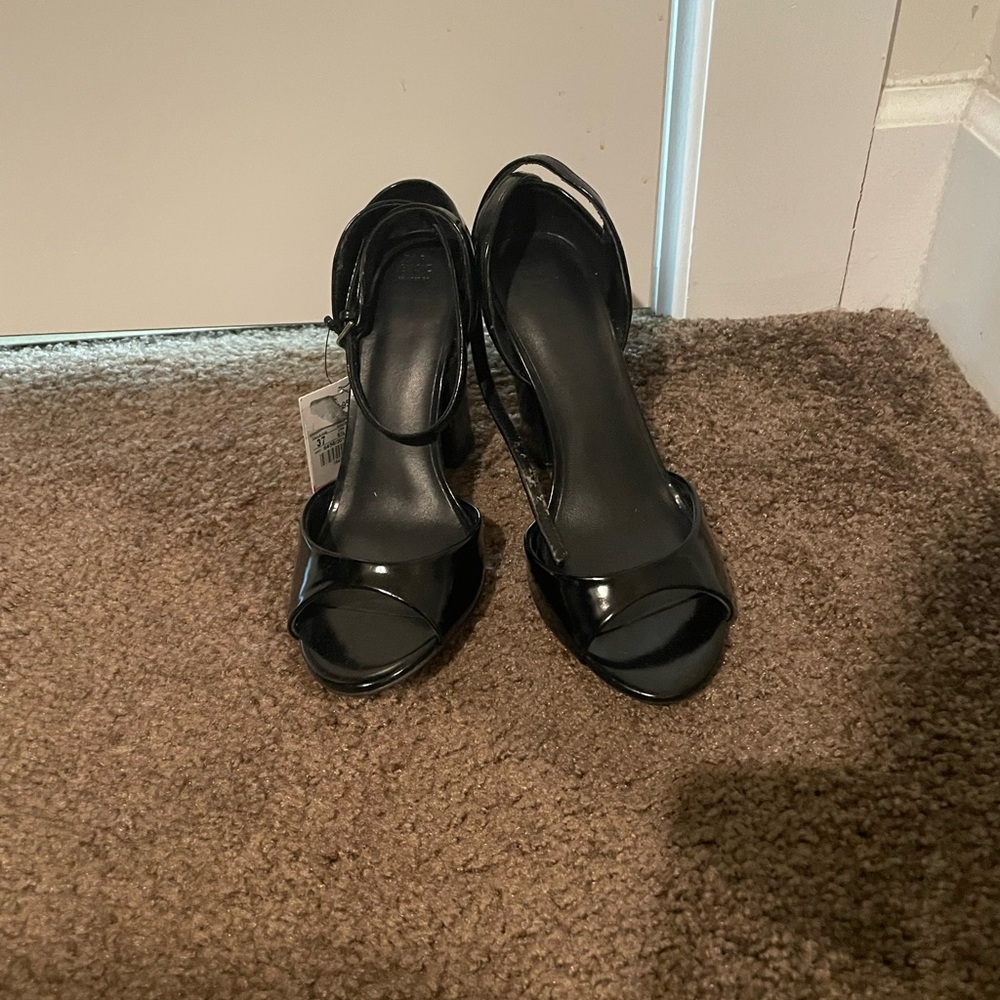 NWT Zara patent leather block heels